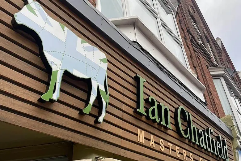 تصویری از تابلو مغازه - a picture of Shop sign